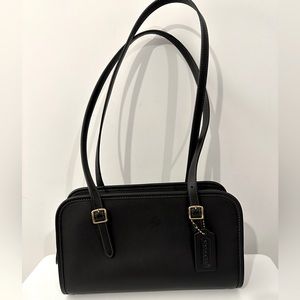 Coach Swing Zip shoulder bag, black (2023 edition)